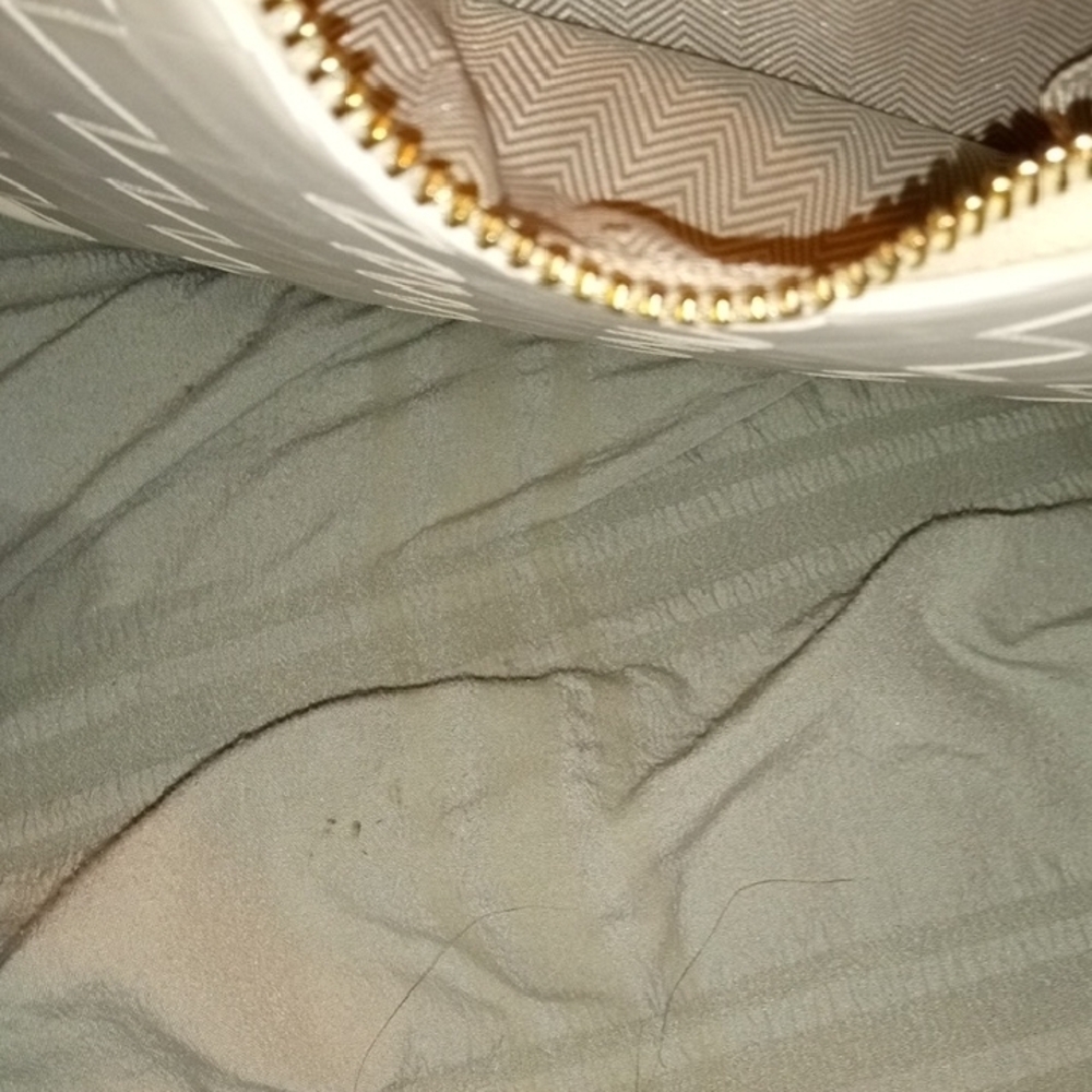 Source Unknown Quilted Cream Shoulder Bag with Gold Hardware - Picture 4 of 5